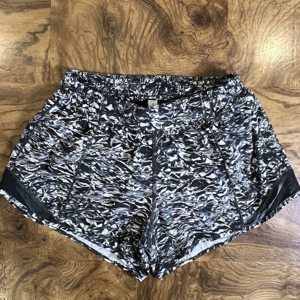 Lululemon Shorts Womens Size 6 Tall Hotty Hot Multi Black